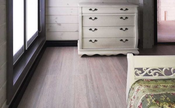 One of the most inconspicuous heating systems is a warm (heating) plinth