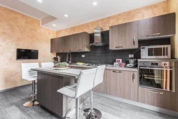 Venetian plaster in the kitchen must be protected with synthetic wax