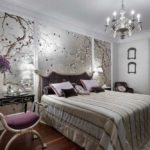 The interior of the bedroom in silvery tones is diluted with fuchsia