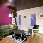 Darker shades of fuchsia and green give a more relaxed interior