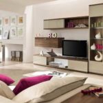 Fuchsia color in the interior in brown-beige tones enlivens the picture