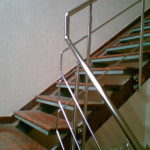 Prefabricated metal ladder with side uprights to the ladder
