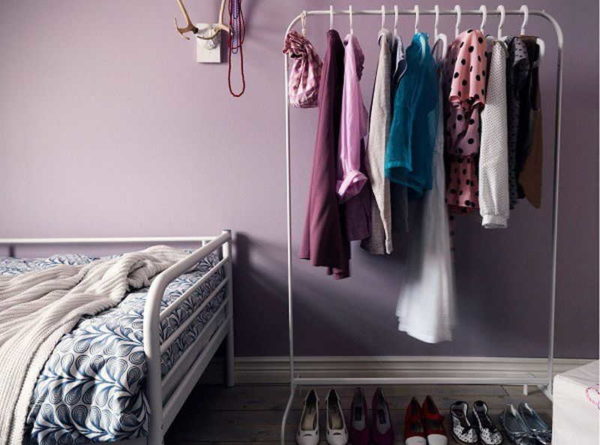 Rack hangers are great in bedrooms and dressing rooms or in those rooms that replace them.