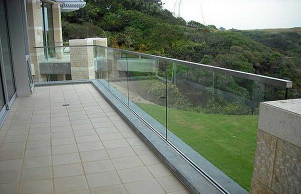 Glass railings on the street do not interfere with viewing the landscape