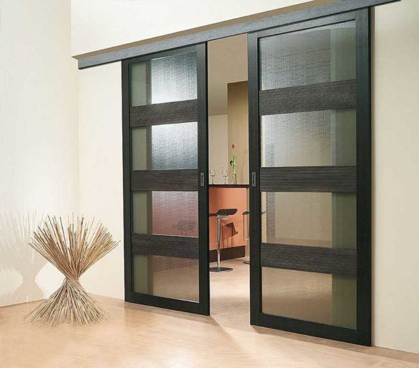 Interesting combination of textured glass and aluminum laminated profile