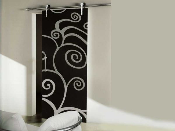 This glass interior door is eye-catching. That is why the wall is white, and the rest of the interior items are most likely neutral. With rare exceptions