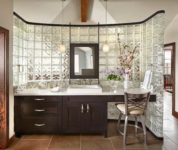 The absence of sharp corners is another possibility that can be realized with glass blocks