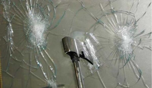 Triplex can be armored, or it can consist of three glasses glued with two films ...