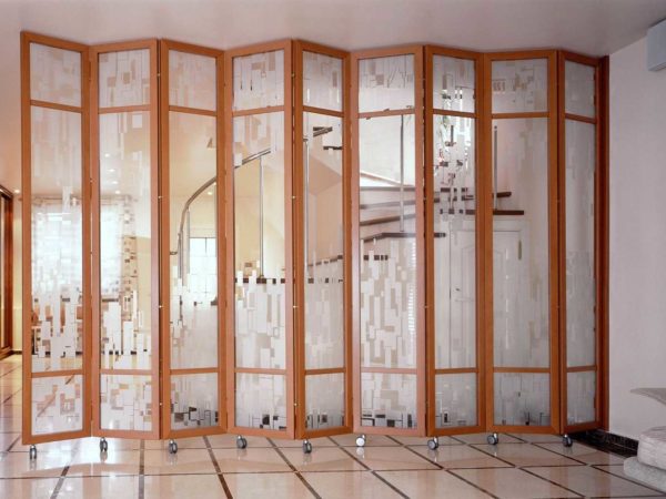Glass screen for dividing the room