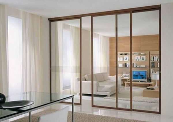 Sliding partitions in a glass room - mobility and convenience