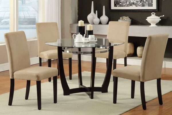 A round glass table in the kitchen is a great option for spacious rooms