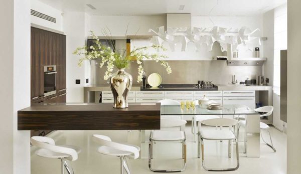 For a small kitchen, a glass dining table is almost a salvation