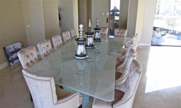 Such a thick glass table will be quite good in the loft style.