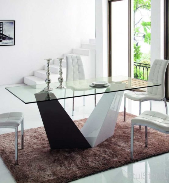 The same interior with a different table model