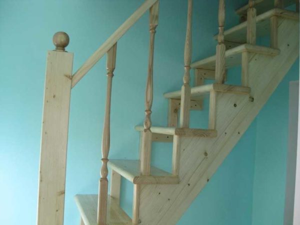 Fastening the handrail of the stairs to the support posts or balusters can be done in several ways