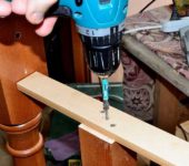 We fix the balusters to the auxiliary bar through and through