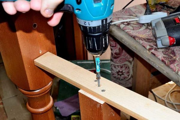We fix the balusters to the auxiliary bar through and through