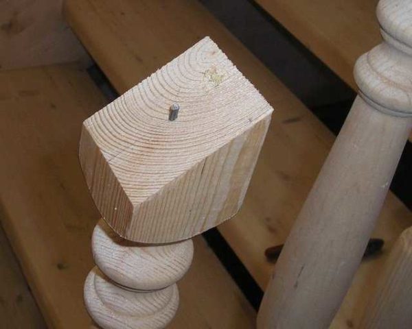 For a secure connection, the pin must stick out at least 2 cm
