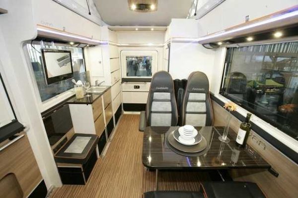 There are models with this layout (Dethleffs Evan)