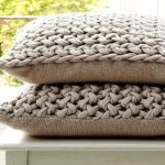 From old knitwear, cut into stripes, you can knit these pillowcases for decorative pillows
