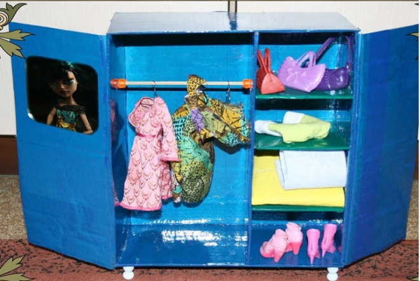 One of the options for homemade furniture for dolls is a wardrobe