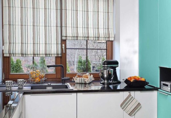 Not only do Roman blinds look original in the kitchen interior, they are also more functional than conventional options