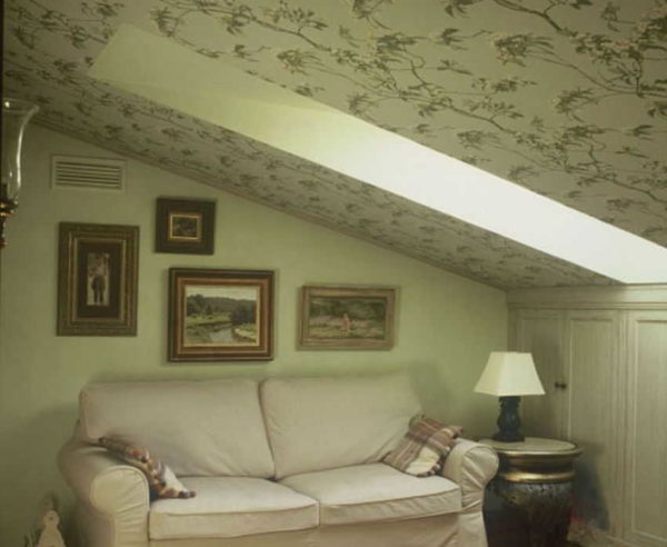 In the attic everything is the other way around - on the ceiling there are wallpaper and smooth-painted walls.