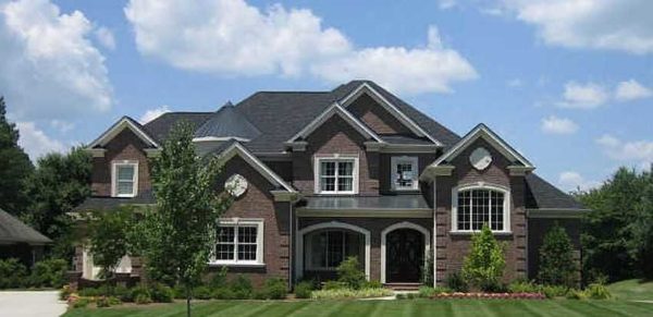 Against the background of dark brown brick, white windows and trim elements look very elegant.