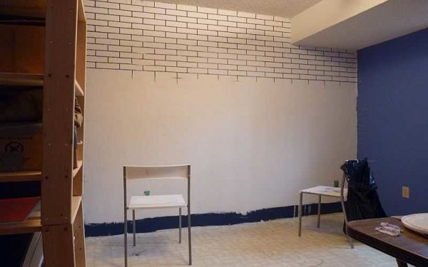 The process of preparing the wall is a careful approach: first they make the markings