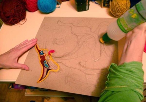 We begin to glue the threads along the drawn contour
