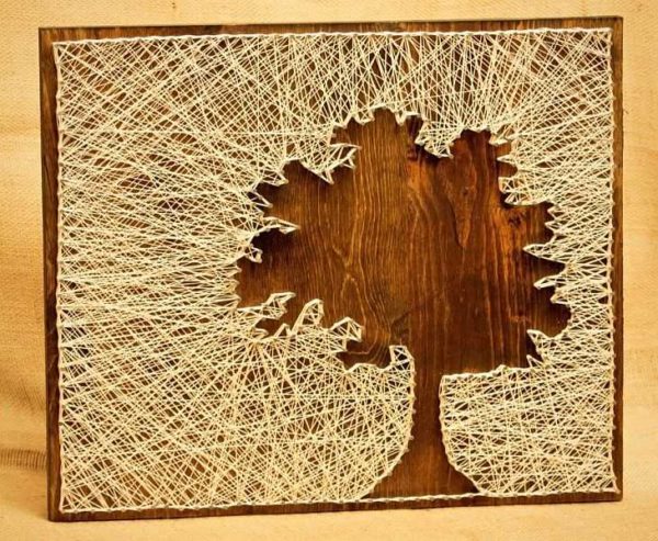 Panel of threads and nails: the background is filled
