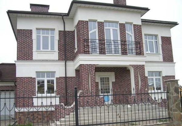 Red-brown bricks, white seams and white plaster finishes ... very memorable appearance