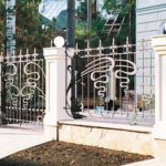 Tops and decorative elements turn a simple lattice into a decorative item