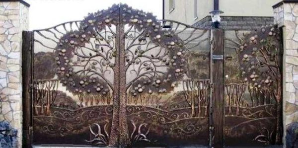 It turns out that not only chasing makes it possible to create paintings in metal