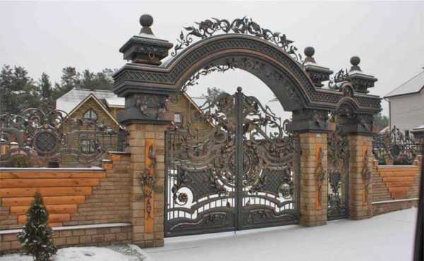 And the gate itself, and the fence, and the pillars, and the arch of the gate - everything is very, very beautiful