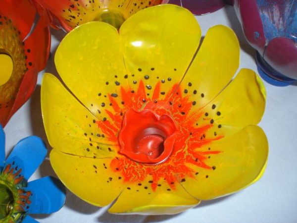Cut out the petals from the part near the neck