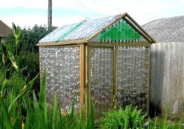 We build a frame, cut off the bottom of the bottles, string them onto a pin. From such columns we collect walls, a roof