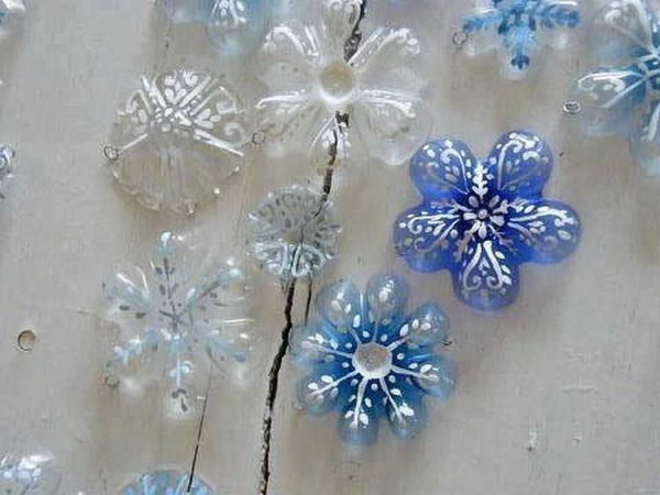 If you paint the cut-off bottoms, you get flowers that are magical in their beauty.