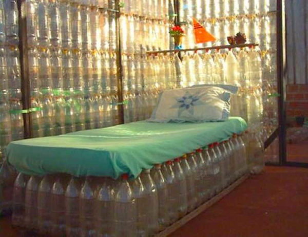 A bed made of plastic bottles ... you need a good mattress and the base is not too difficult to make