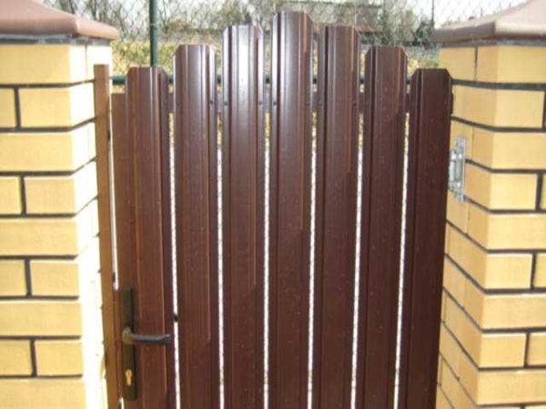 To the fence made of euroshtaketnik