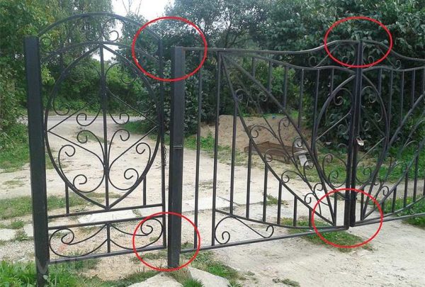 The pillars led. If there are jumpers at the top and bottom (in this case, you can make an arch at the top), the likelihood of such a nuisance will be much reduced