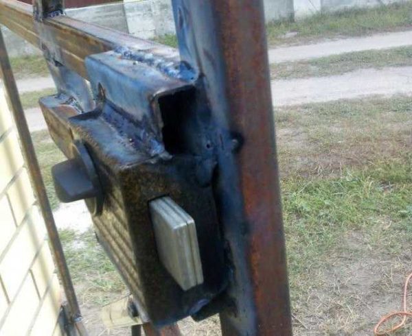 Making a wicket is also welding a lock
