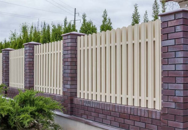 Fence made of europieces with a foundation and pillars made of clinker bricks