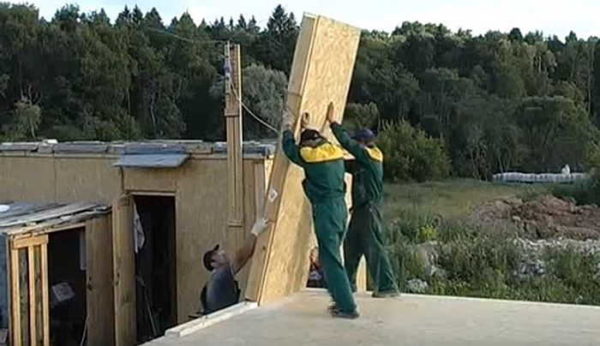 We put the first panel so that it fits on the strapping board