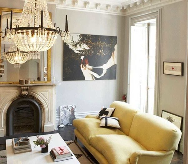 The upper part of the ceiling is decorated with stucco molding, a high plinth is made, and the decoration of door and window openings. Classic fireplace adds charm