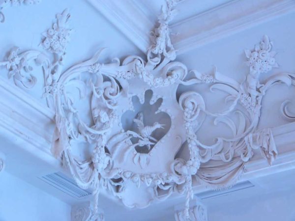 Such elements are only and exclusively plaster.