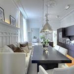 This interior tends towards minimalism, but the stucco molding does not spoil it at all