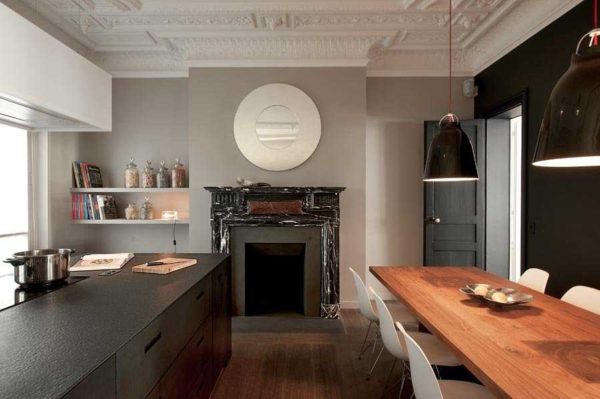 Stucco molding in the interior of a large and modern kitchen also does not seem superfluous.