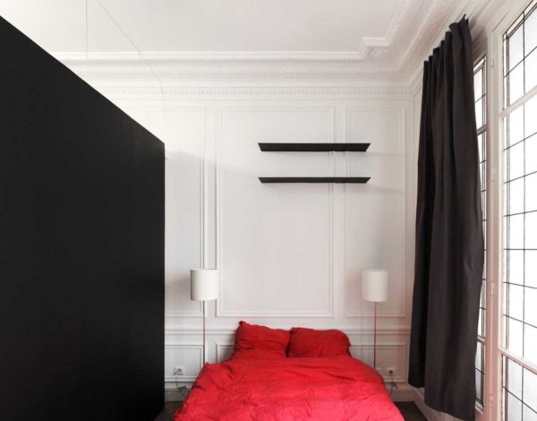 The moldings in the bedroom are more than appropriate. They add softness and intimacy to the environment.