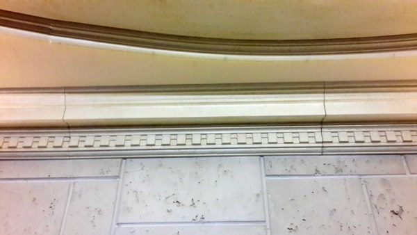 Stucco decor for the interior made of polyurethane foam is good for everyone ... that's just the cracks